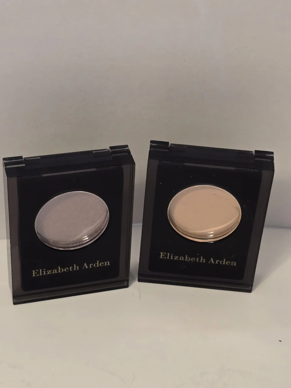 Elizabeth Arden Color Intrigue Eyeshadow duo in Lavender and Nude - Picture 1 of 4